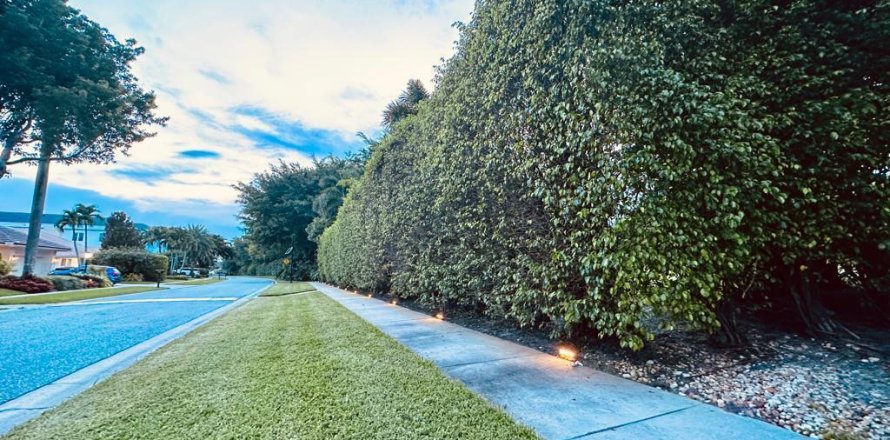 House in Boca Raton, Florida 5 bedrooms, 323.95 sq.m. № 935330
