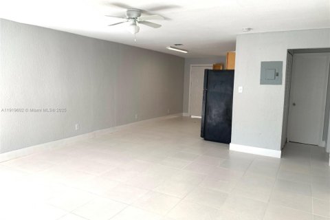 Villa ou maison à louer à Pompano Beach, Floride: 2 chambres, 91.69 m2 № 1974701 - photo 2