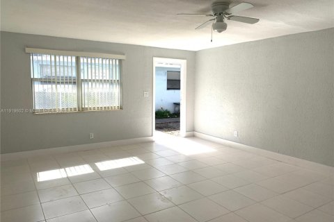 Villa ou maison à louer à Pompano Beach, Floride: 2 chambres, 91.69 m2 № 1974701 - photo 3