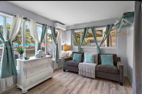 House in Fort Lauderdale, Florida 4 bedrooms, 150.13 sq.m. № 1986217 - photo 9