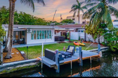 House in Fort Lauderdale, Florida 4 bedrooms, 150.13 sq.m. № 1986217 - photo 1