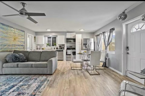 House in Fort Lauderdale, Florida 4 bedrooms, 150.13 sq.m. № 1986217 - photo 3