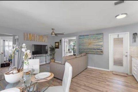 House in Fort Lauderdale, Florida 4 bedrooms, 150.13 sq.m. № 1986217 - photo 5