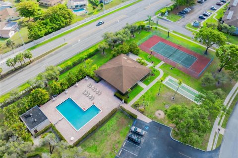 Condo in Tamarac, Florida, 2 bedrooms  № 2186578 - photo 25