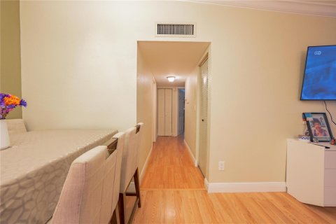 Condo in Tamarac, Florida, 2 bedrooms  № 2186578 - photo 12