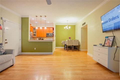 Condo in Tamarac, Florida, 2 bedrooms  № 2186578 - photo 2