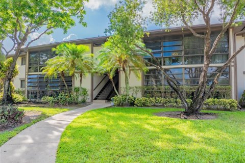 Condo in Tamarac, Florida, 2 bedrooms  № 2186578 - photo 9