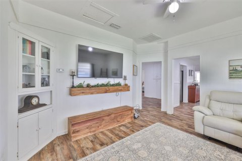 House in Plant City, Florida 3 bedrooms, 154.96 sq.m. № 1894838 - photo 15