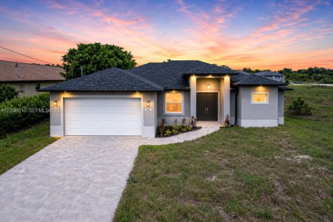 Villa ou maison à vendre à Lehigh Acres, Floride: 3 chambres, 159.51 m2 № 2084368 - photo 2