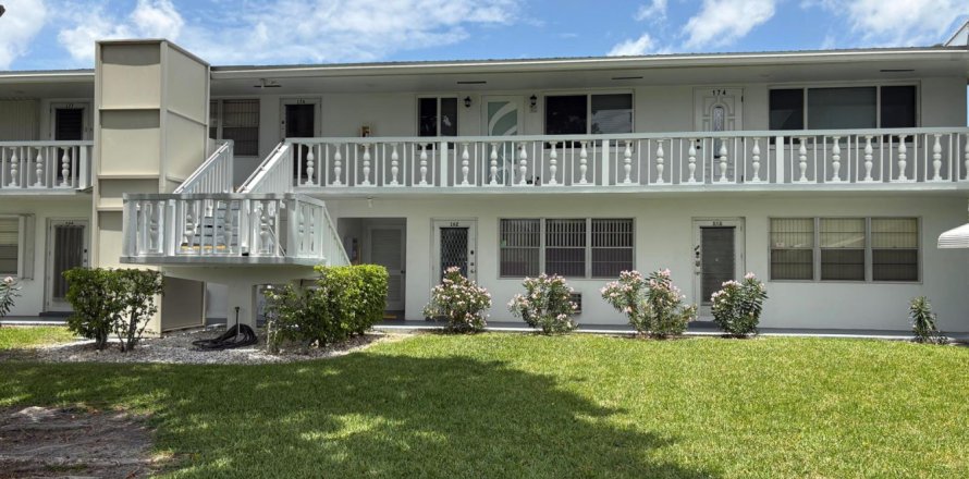 Condominio en West Palm Beach, Florida, 2 dormitorios № 2181246