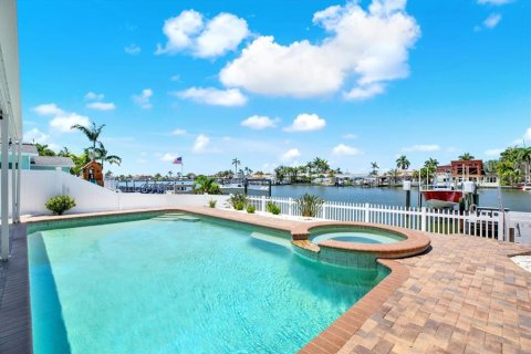 House in Seminole, Florida 4 bedrooms, 224.08 sq.m. № 1829750 - photo 24