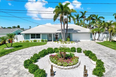 House in Seminole, Florida 4 bedrooms, 224.08 sq.m. № 1829750 - photo 27