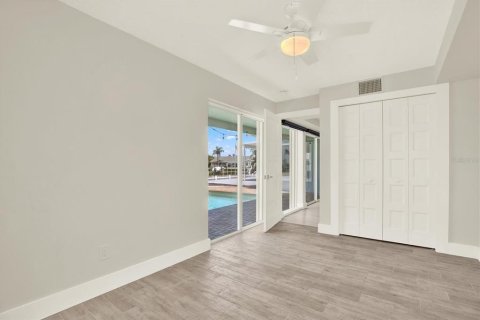 House in Seminole, Florida 4 bedrooms, 224.08 sq.m. № 1829750 - photo 18