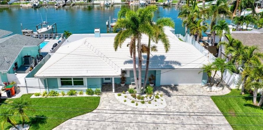 House in Seminole, Florida 4 bedrooms, 224.08 sq.m. № 1829750