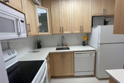 Condo in Miami Beach, Florida, 1 bedroom  № 2022623 - photo 6