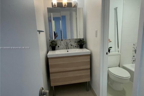 Condo in Miami Beach, Florida, 1 bedroom  № 2022623 - photo 10