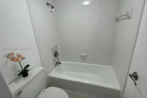 Condo in Miami Beach, Florida, 1 bedroom  № 2022623 - photo 9