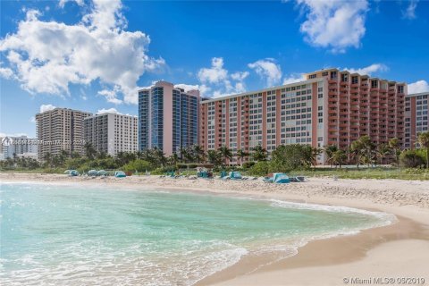 Condo in Miami Beach, Florida, 1 bedroom  № 2022623 - photo 1