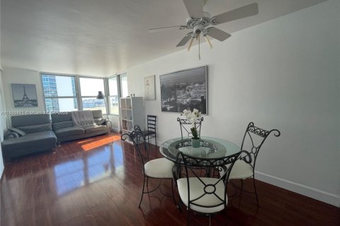 Condo in Miami Beach, Florida, 1 bedroom  № 2022623 - photo 5