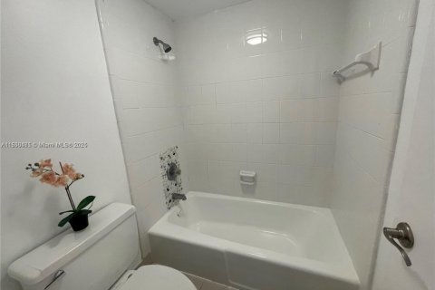 Condo in Miami Beach, Florida, 1 bedroom  № 2022623 - photo 11