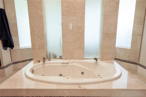 House in Weston, Florida 6 bedrooms, 490.06 sq.m. № 2041723 - photo 20