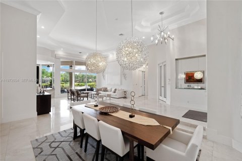 House in Weston, Florida 6 bedrooms, 490.06 sq.m. № 2041723 - photo 7