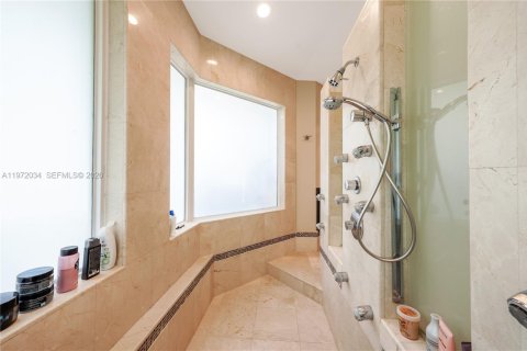 House in Weston, Florida 6 bedrooms, 490.06 sq.m. № 2041723 - photo 19