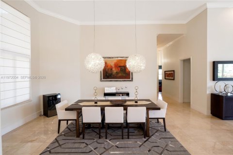 House in Weston, Florida 6 bedrooms, 490.06 sq.m. № 2041723 - photo 5