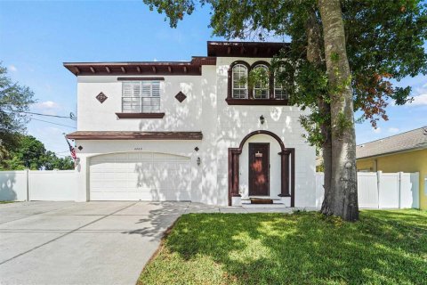 House in Tampa, Florida 4 bedrooms, 303.79 sq.m. № 2114391