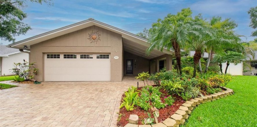 House in Clearwater, Florida 3 bedrooms, 196.4 sq.m. № 1826419