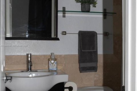 Condominio en venta en Miami Beach, Florida, 2 dormitorios, 78.04 m2 № 2050993 - foto 11
