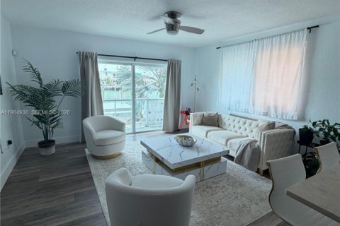 Condominio en venta en Miami Beach, Florida, 2 dormitorios, 78.04 m2 № 2050993 - foto 3