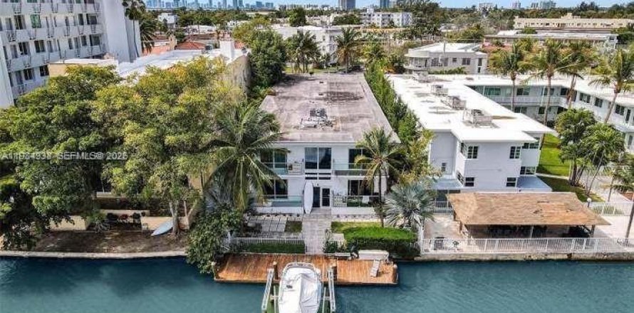 Condominio en Miami Beach, Florida, 2 dormitorios  № 2050993