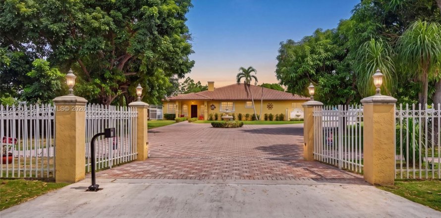 Casa en Miami, Florida 3 dormitorios, 263.94 m2 № 2385524