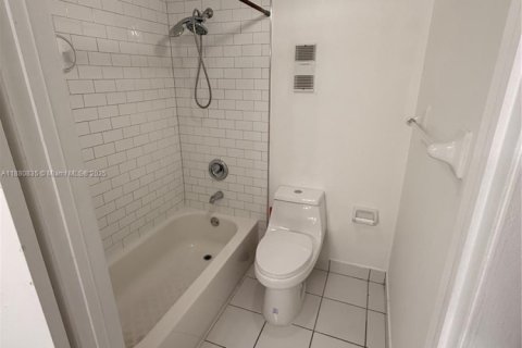Купить кондоминиум в Майами, Флорида 2 спальни, 112.41м2, № 1925123 - фото 15