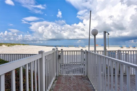 Condo in Madeira Beach, Florida, 1 bedroom  № 1537453 - photo 23