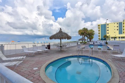 Condo in Madeira Beach, Florida, 1 bedroom  № 1537453 - photo 27