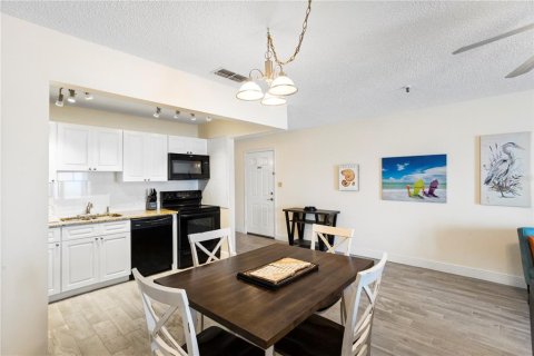 Condo in Madeira Beach, Florida, 1 bedroom  № 1537453 - photo 12