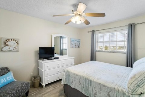 Condo in Madeira Beach, Florida, 1 bedroom  № 1537453 - photo 15