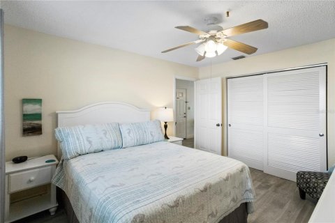 Condo in Madeira Beach, Florida, 1 bedroom  № 1537453 - photo 17