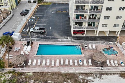Condo in Madeira Beach, Florida, 1 bedroom  № 1537453 - photo 28