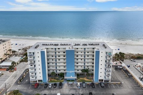 Condo in Madeira Beach, Florida, 1 bedroom  № 1537453 - photo 1