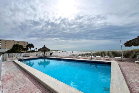 Condo in Madeira Beach, Florida, 1 bedroom  № 1537453 - photo 25