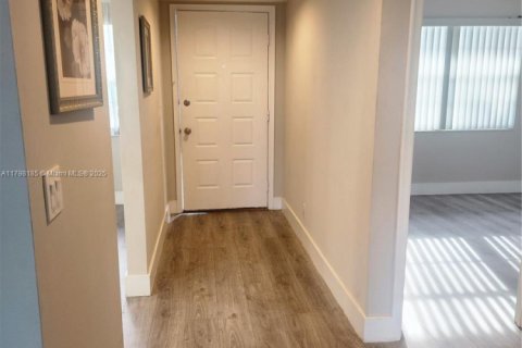 Купить кондоминиум в Пемброк-Пайнс, Флорида 2 спальни, 110.74м2, № 2012303 - фото 3