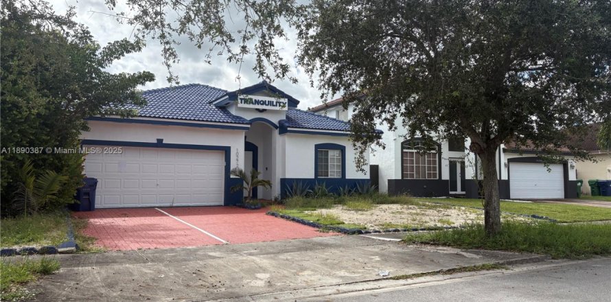 Villa ou maison à Cutler Bay, Floride 3 chambres, 141.12 m2 № 1947344