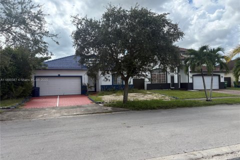 Villa ou maison à vendre à Cutler Bay, Floride: 3 chambres, 141.12 m2 № 1947344 - photo 2