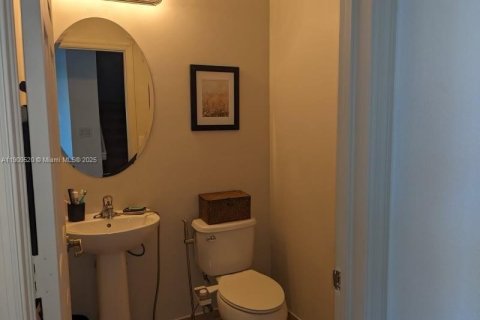 House in Miami, Florida 3 bedrooms, 142.14 sq.m. № 1965188 - photo 13