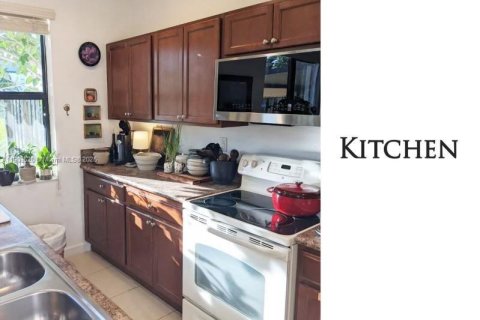 House in Miami, Florida 3 bedrooms, 142.14 sq.m. № 1965188 - photo 3