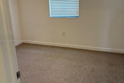 House in Miami, Florida 3 bedrooms, 142.14 sq.m. № 1965188 - photo 16