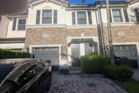 House in Miami, Florida 3 bedrooms, 142.14 sq.m. № 1965188